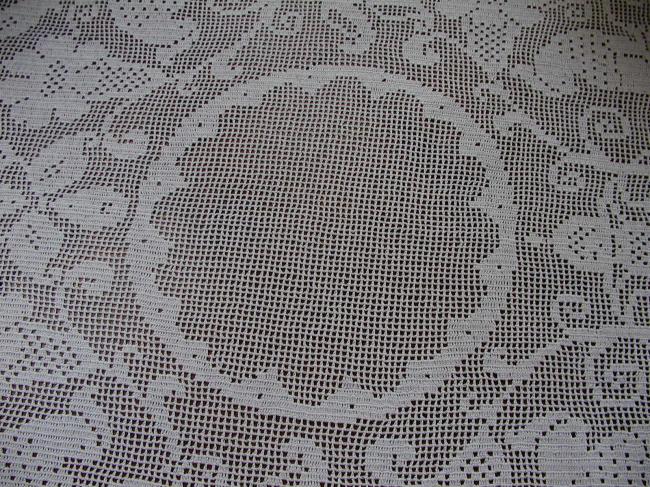 Magnificient large table centre in crochet lace despicting Cockatoo and bells