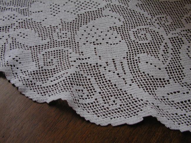 Magnificient large table centre in crochet lace despicting Cockatoo and bells