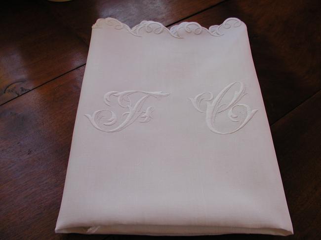 Splendeur de cache taie ou taie d'invité avec broderie blanche et monogramme FC