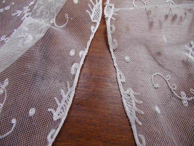 Très jolie écharpe-barbe ou étole en tulle rebrodé 1890