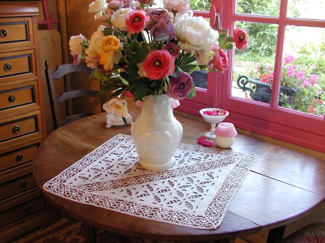 Gorgeous table centre with Richelieu hand-embroidery and bobbin lace 1910-20