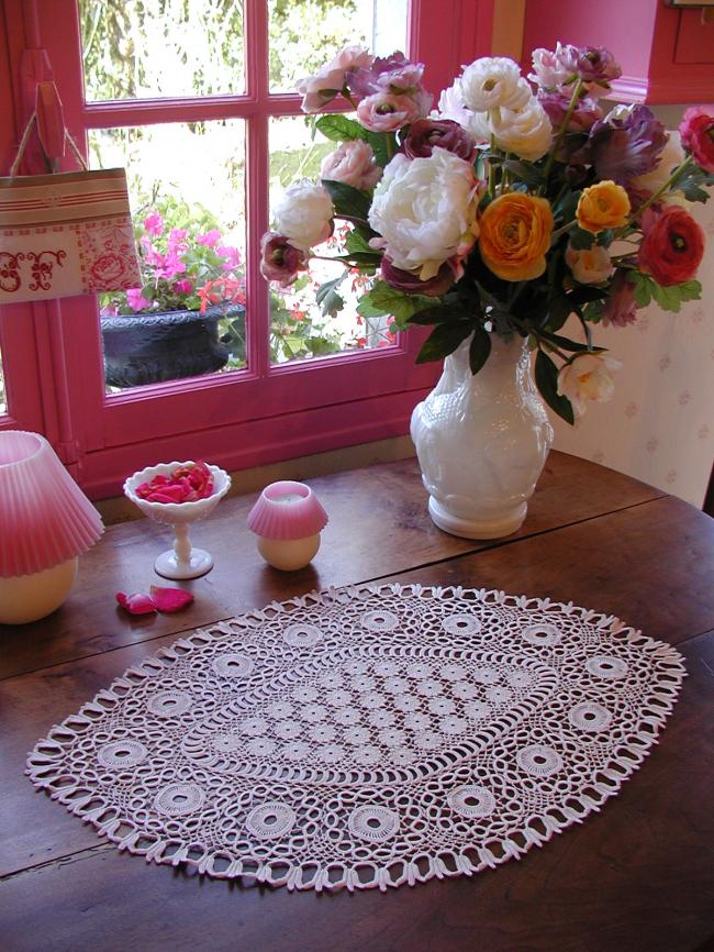 Exceptional large oval table centre in hand-made Irish guipure lace