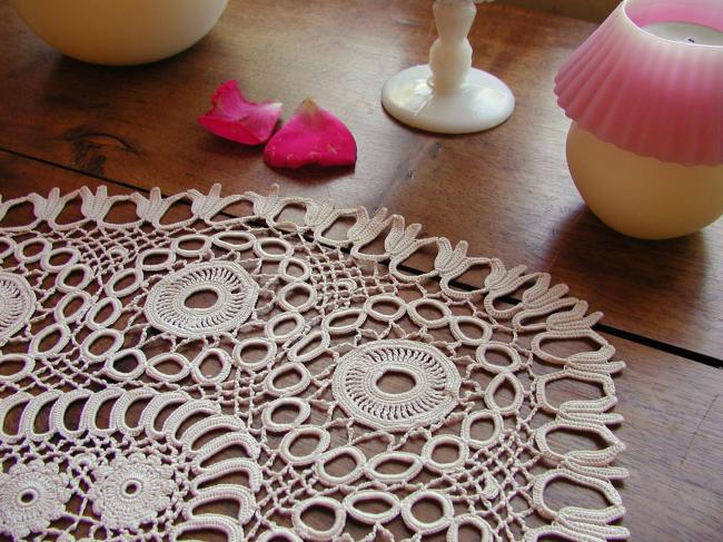 Exceptional large oval table centre in hand-made Irish guipure lace