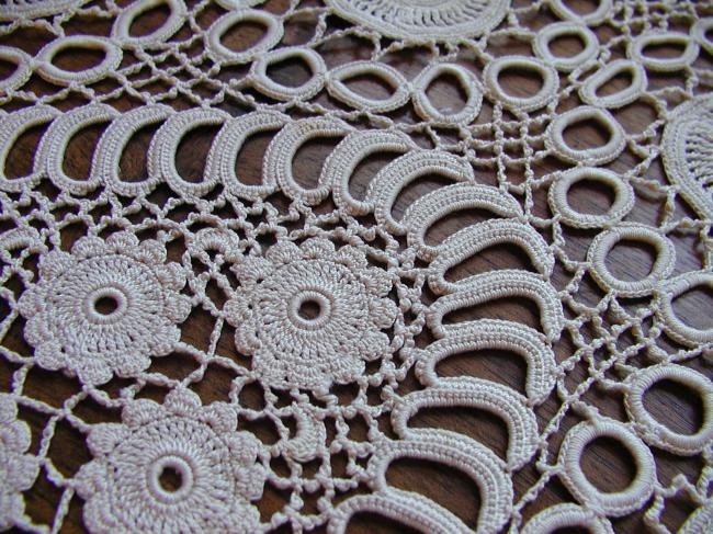Exceptional large oval table centre in hand-made Irish guipure lace