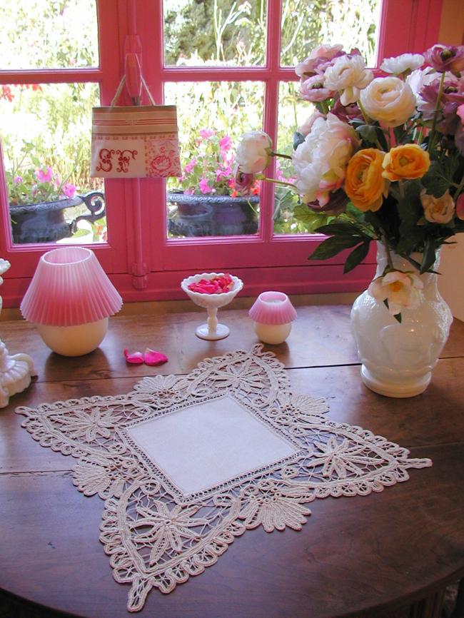 Stunning linen table centre with edging in Battenbourg lace