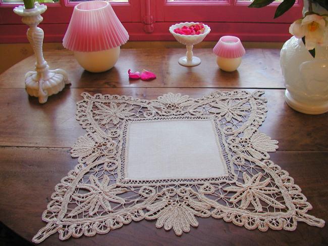 Stunning linen table centre with edging in Battenbourg lace