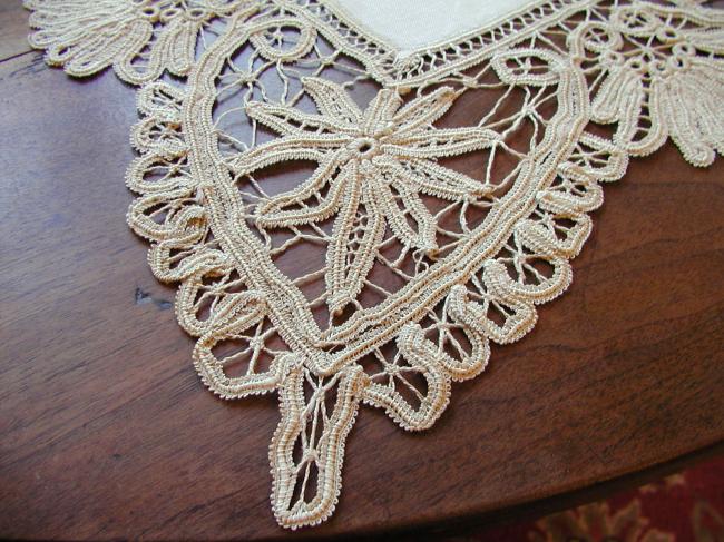 Stunning linen table centre with edging in Battenbourg lace