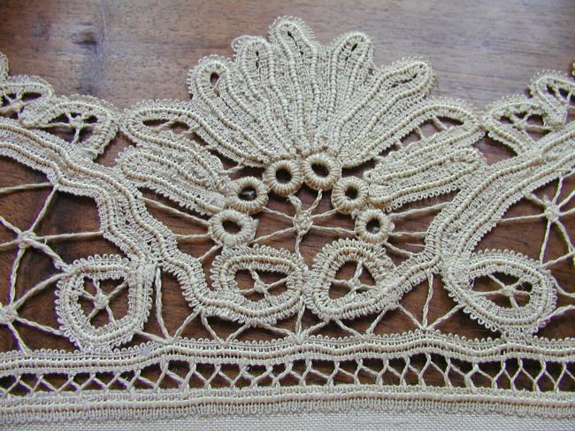 Stunning linen table centre with edging in Battenbourg lace