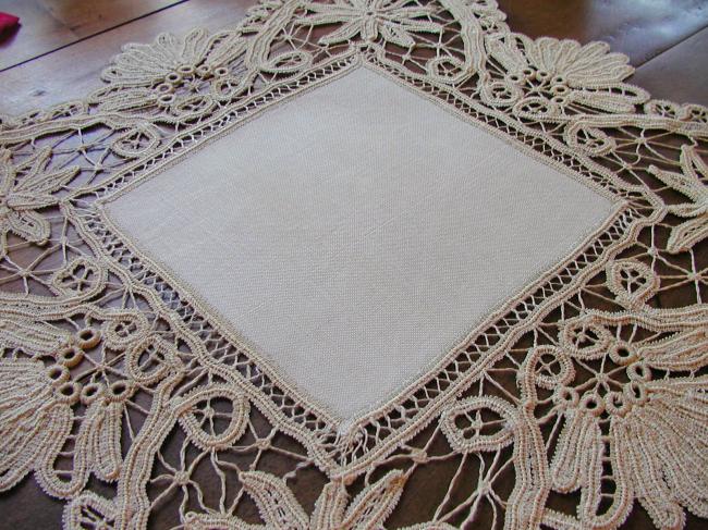 Stunning linen table centre with edging in Battenbourg lace