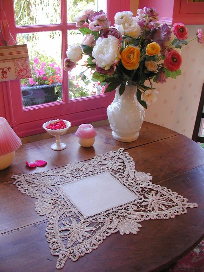 Stunning linen table centre with edging in Battenbourg lace