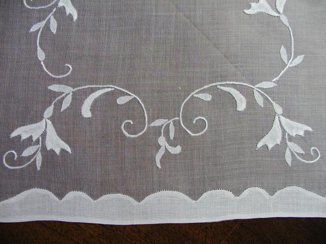 So charming table centre with applied and white works on organdi