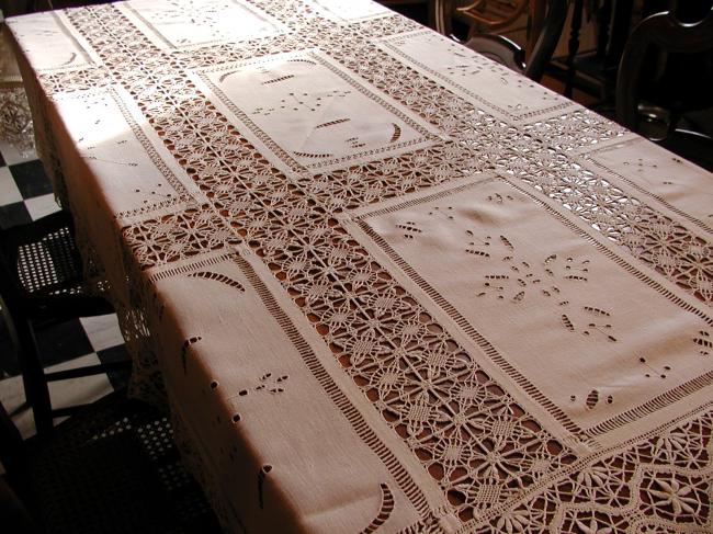 Marvellous tablecloth with Richelieu embroideries and Bobbin lace insert