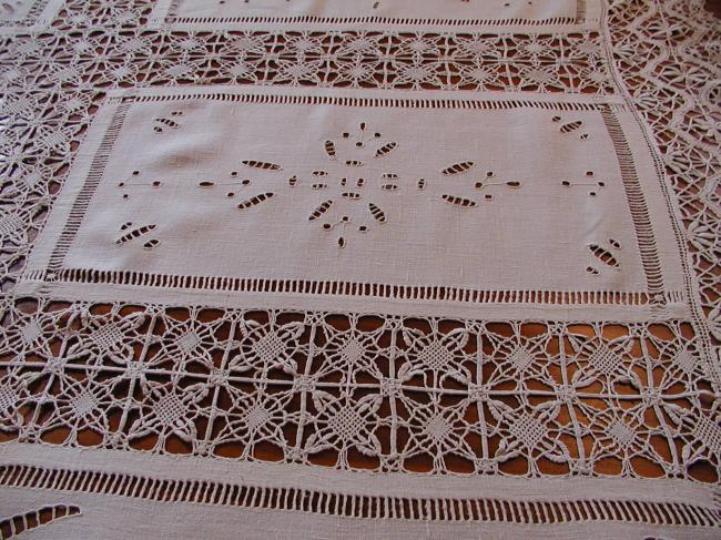 Marvellous tablecloth with Richelieu embroideries and Bobbin lace insert