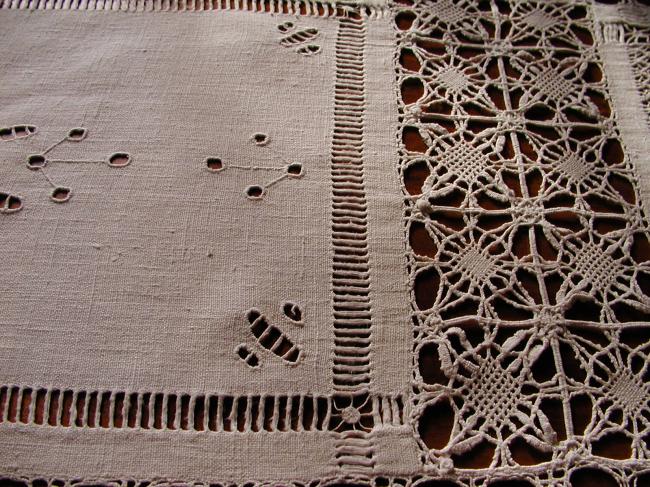 Marvellous tablecloth with Richelieu embroideries and Bobbin lace insert