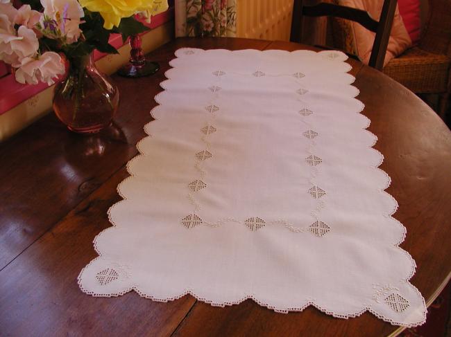 Breathtaking table runner with embroidered garland of flowers