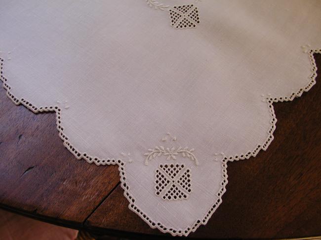 Breathtaking table runner with embroidered garland of flowers