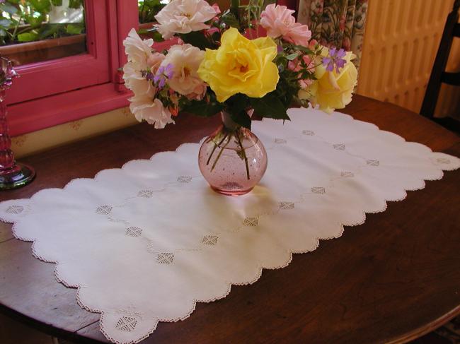 Breathtaking table runner with embroidered garland of flowers