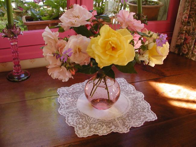 Magnifique dessous de vase en dentelle de tulle rebrodé à l'aiguille