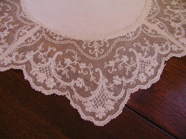 Absolutely beautiful centre piece with needle run lace edging