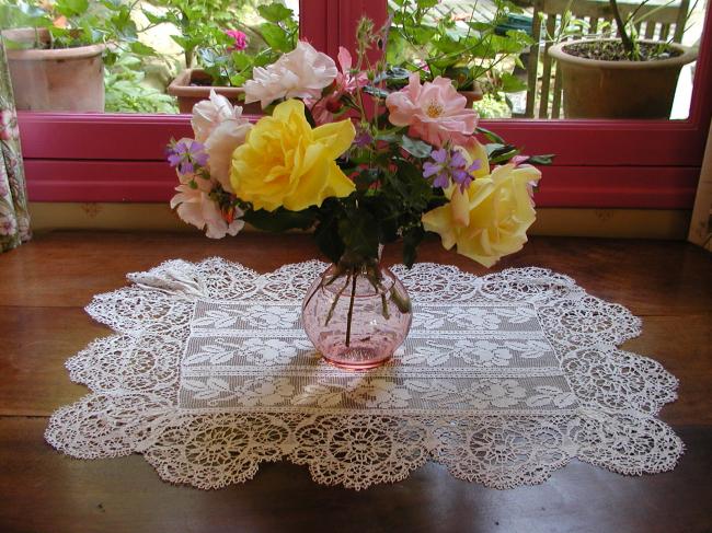 Stunning 1890 large rectangular table centre in very fine filet and bobbin lace