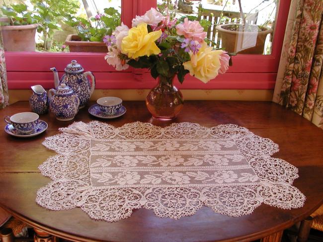 Stunning 1890 large rectangular table centre in very fine filet and bobbin lace