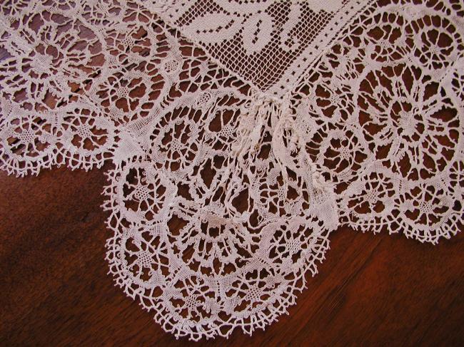 Stunning 1890 large rectangular table centre in very fine filet and bobbin lace