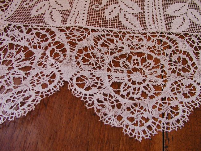 Stunning 1890 large rectangular table centre in very fine filet and bobbin lace