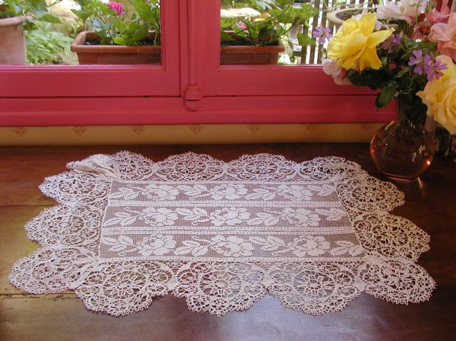 Stunning 1890 large rectangular table centre in very fine filet and bobbin lace