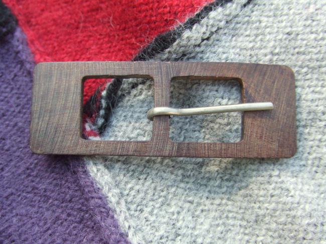 Boucle de ceinture en bois couleur chêne foncé de forme rectangulaire, 1970