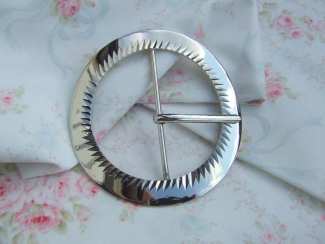 Superbe boucle de ceinture ronde en métal argenté avec décor ciselé