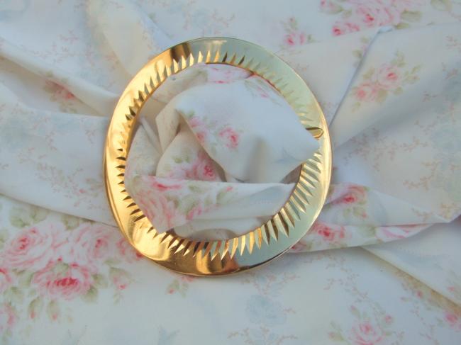 Superbe boucle de ceinture ronde en métal doré avec décor ciselé
