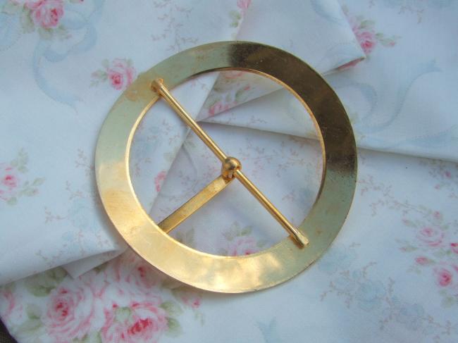 Superbe boucle de ceinture ronde en métal doré avec décor ciselé