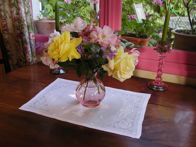 Fabulous table centre in Pinã fibre with drawn thread and white works