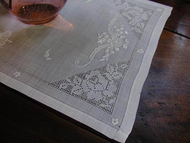 Fabulous table centre in Pinã fibre with drawn thread and white works