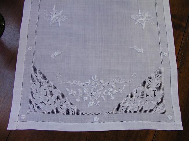 Fabulous table centre in Pinã fibre with drawn thread and white works