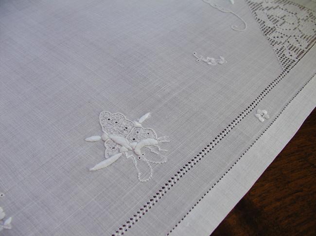 Fabulous table centre in Pinã fibre with drawn thread and white works