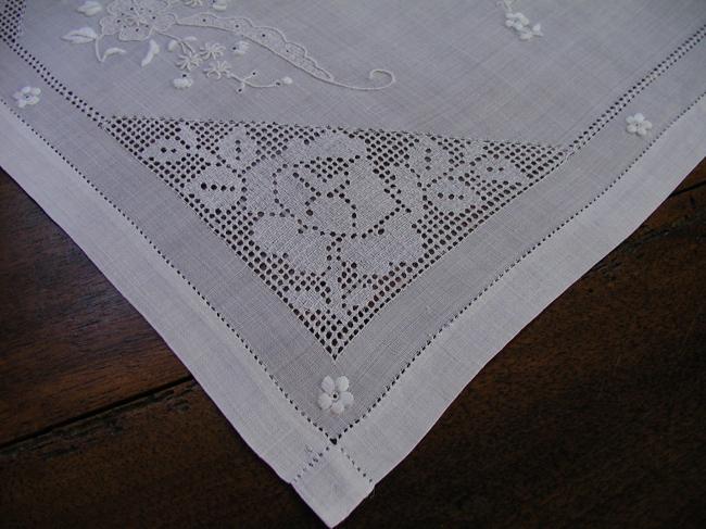 Fabulous table centre in Pinã fibre with drawn thread and white works