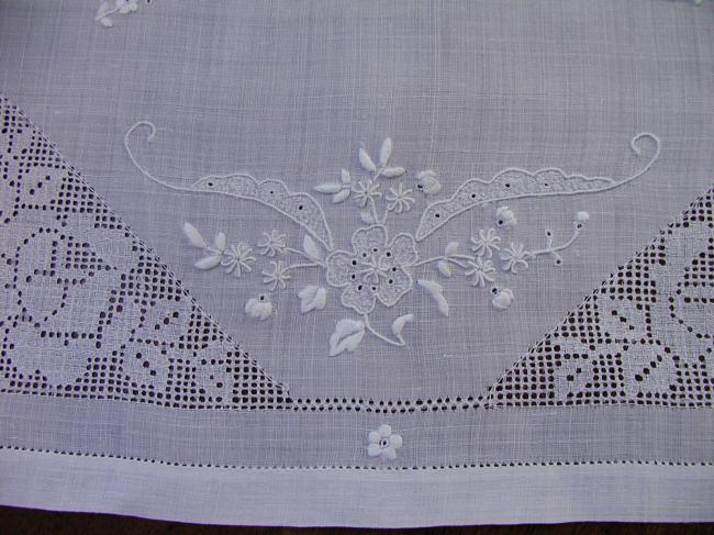 Fabulous table centre in Pinã fibre with drawn thread and white works