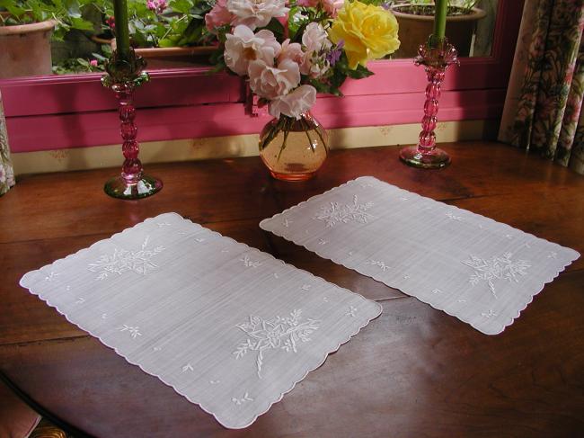 Charming pair of tray clothes or table centres in Pinã with white embroidery