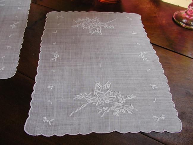 Charming pair of tray clothes or table centres in Pinã with white embroidery