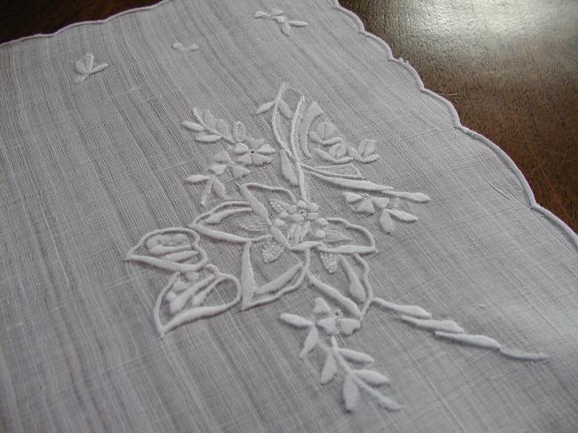 Charming pair of tray clothes or table centres in Pinã with white embroidery