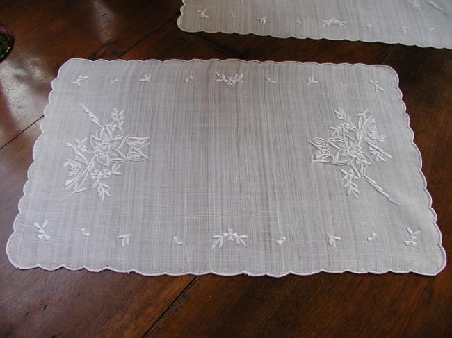 Charming pair of tray clothes or table centres in Pinã with white embroidery