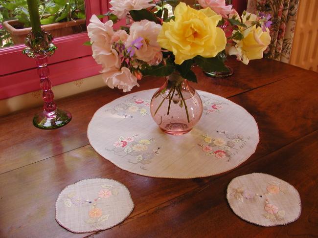 Wonderful set of one large table centre&2 round doilies in Pinã, applied flowers