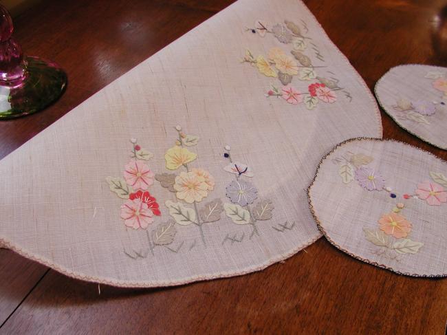 Wonderful set of one large table centre&2 round doilies in Pinã, applied flowers