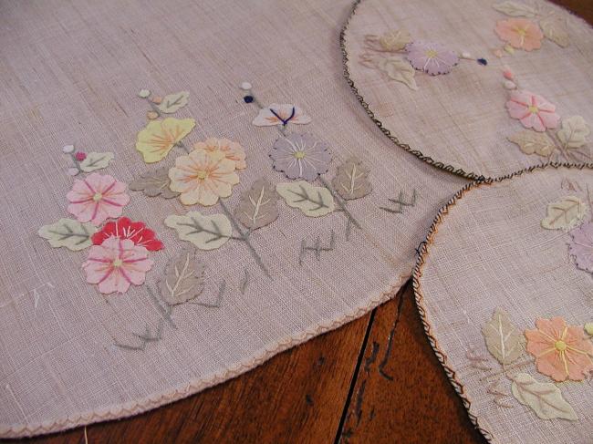 Wonderful set of one large table centre&2 round doilies in Pinã, applied flowers