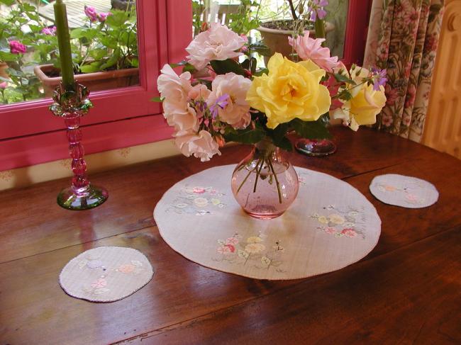 Wonderful set of one large table centre&2 round doilies in Pinã, applied flowers