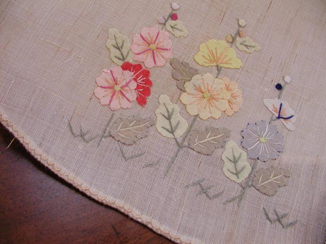 Wonderful set of one large table centre&2 round doilies in Pinã, applied flowers