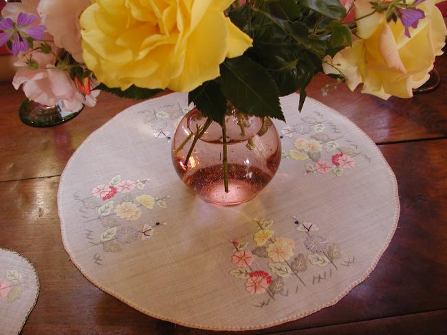 Wonderful set of one large table centre&2 round doilies in Pinã, applied flowers