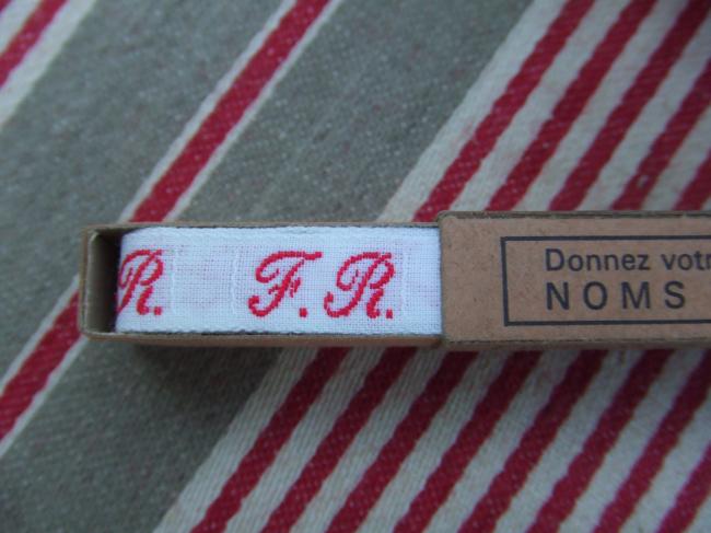Boite de ruban blanc avec initiales 'FR' tissées en rouge 1920,