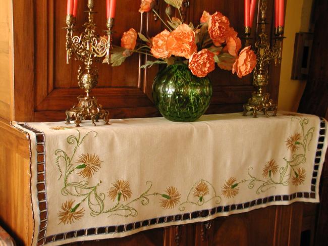 Breathtaking sideboard top in linen with embroidered thistles